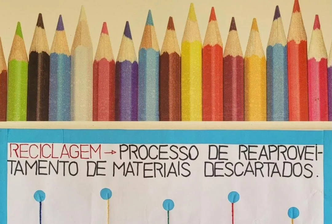Painel de lápis de cor gigantes